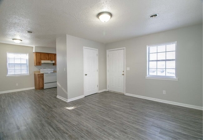 Building Photo - 15-415 Thompsonville Ln