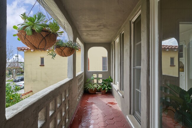 Building Photo - 1237 Hi Point St