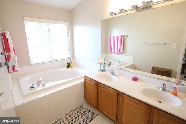Building Photo - 13728 Valley Oak Cir