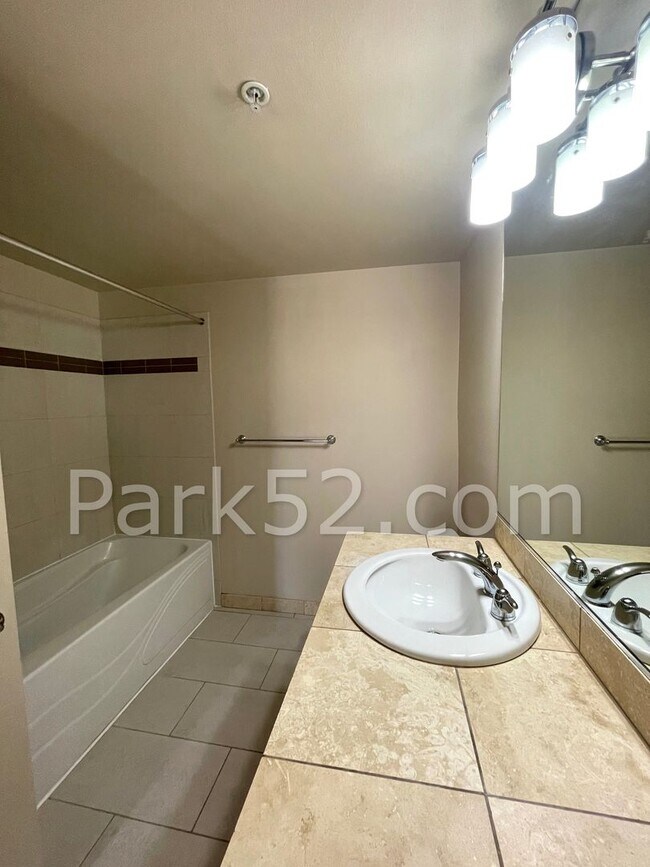 Building Photo - 1 Bedroom Condo in Downtown Tacoma