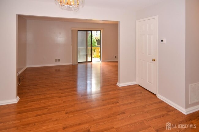 Building Photo - 202 Hidden Village Dr