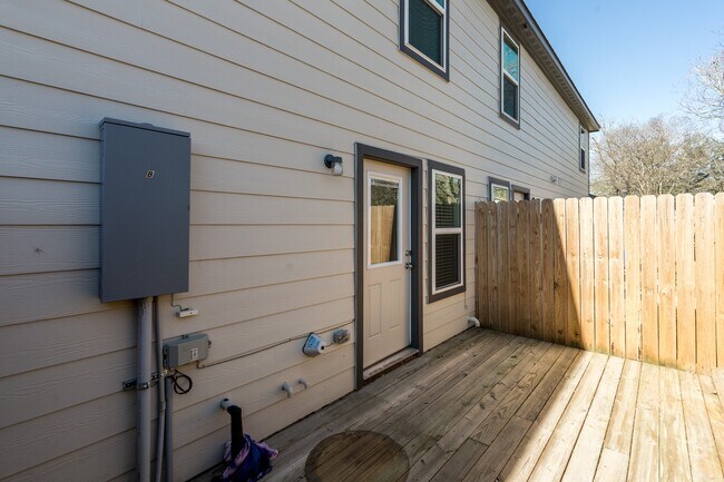 Building Photo - 207 N Poplar St