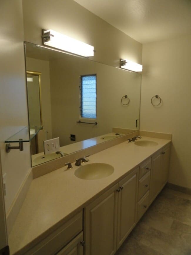 Building Photo - Condo in Active Adult Community