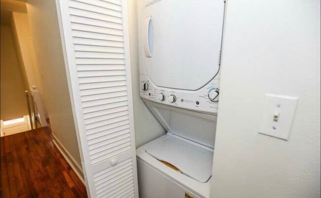 Building Photo - 1423 E Street NE, Unit 2nd Fl Front Bedroom