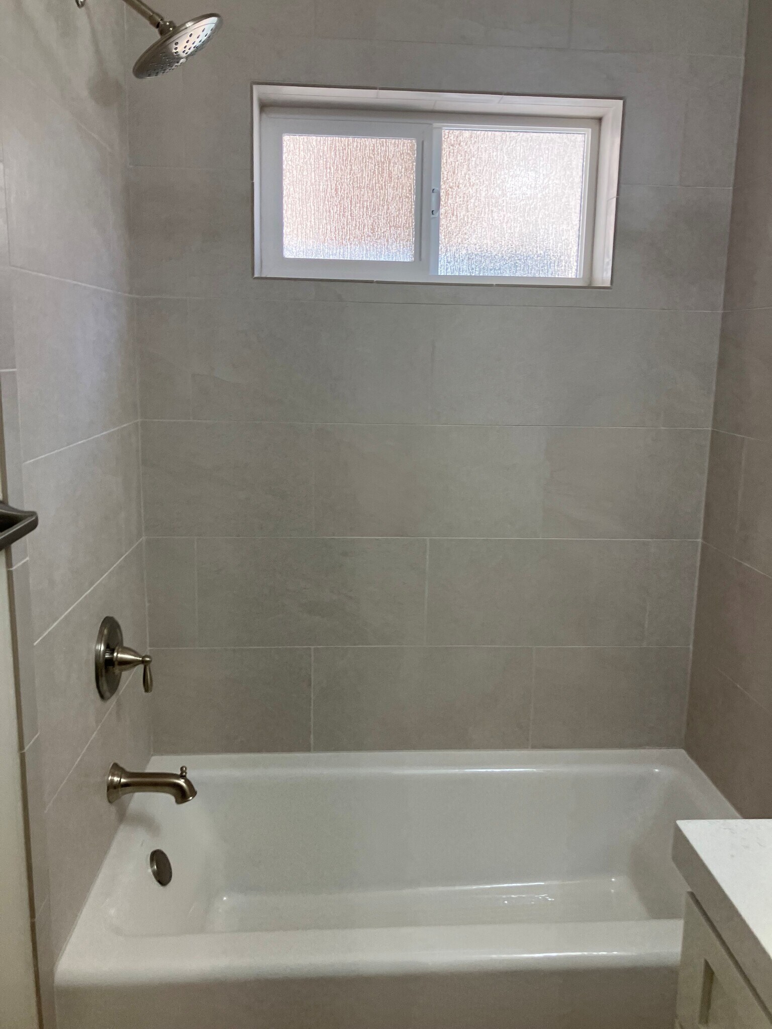 Tub/shower - 548 Blanca St