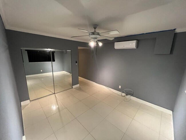 Building Photo - 1560 NE 127th St