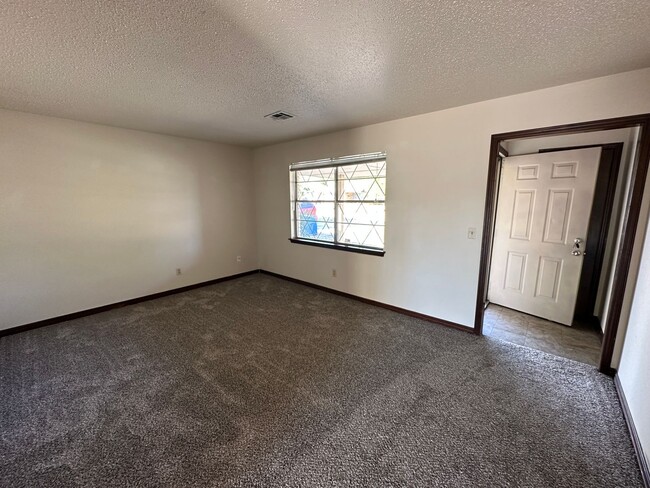 Building Photo - Beautiful duplex in Moore for rent!