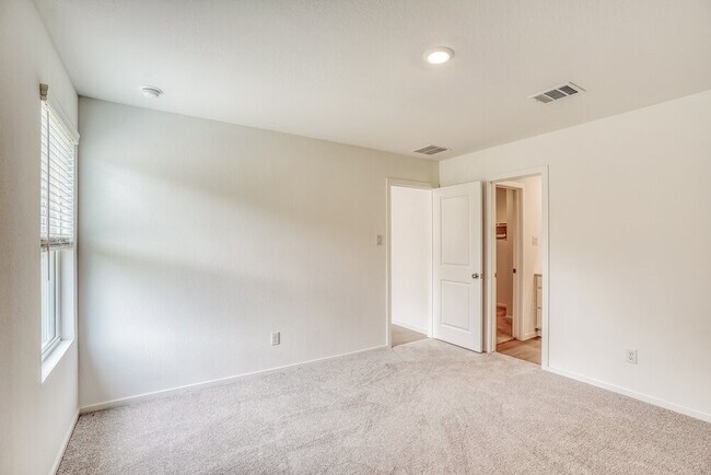 Building Photo - 2300 Plantation Dr