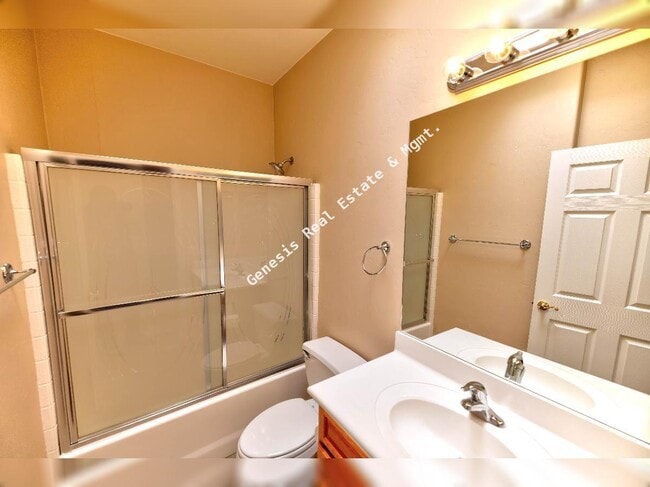 Building Photo - 606 W Woodfield Ct