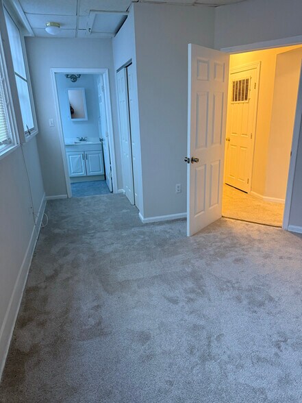 Building Photo - 475 York Rd