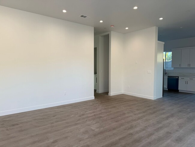 Building Photo - Stunning 10-Foot Ceilings & Modern Luxury ...