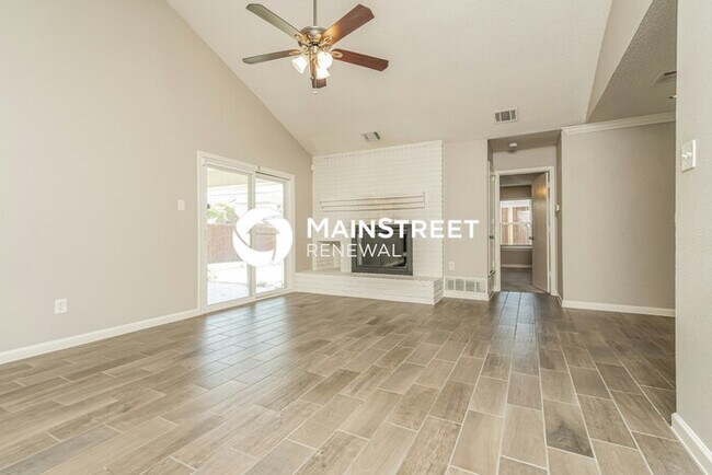 Building Photo - 3 Bedroom Pet-Friendly Home in Arlington, TX with Main Street Renewal
