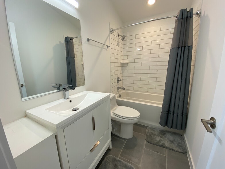 Building Photo - Room in House on Heck St