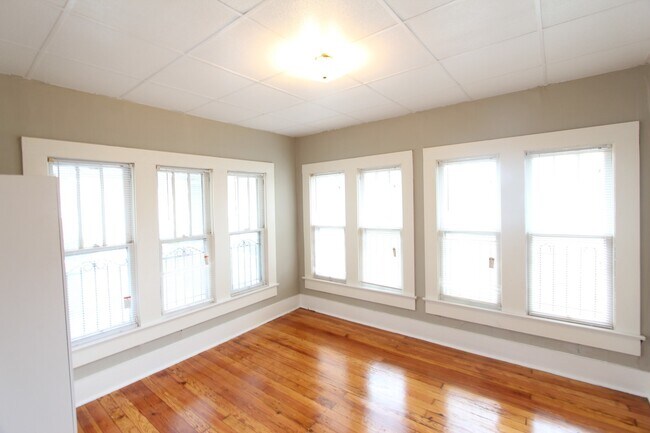 Building Photo - Bush Hills Beauty - 3 Bedroom 2 Bath