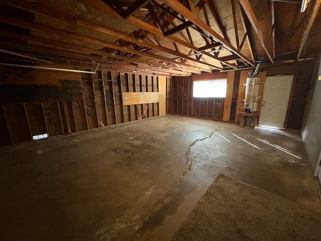 Building Photo - Spacious Home Available Now!