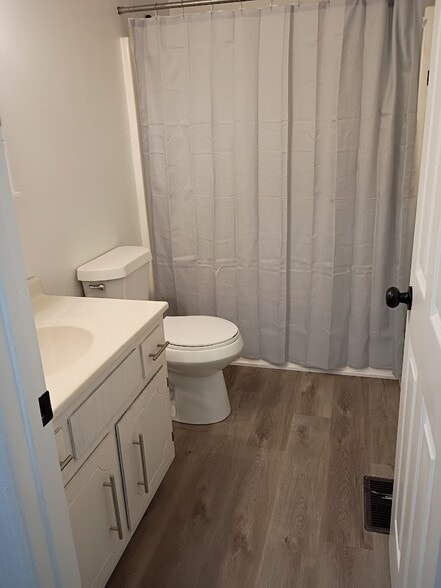 Building Photo - 384 Highland Dr