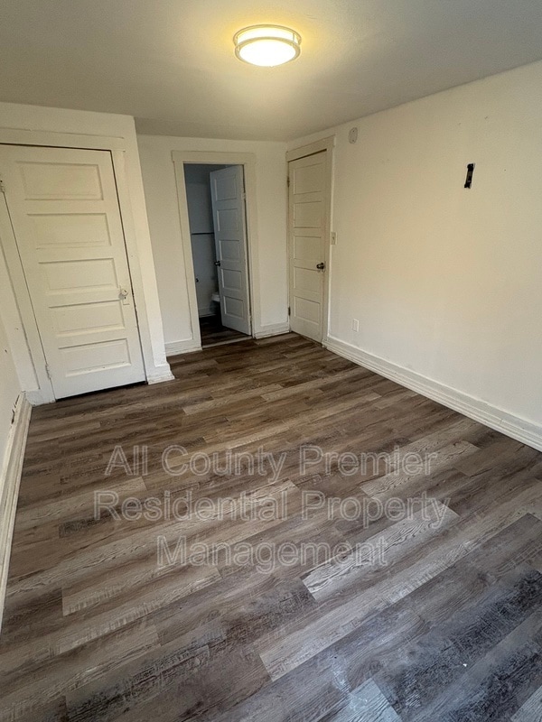 Building Photo - 319 Hobart Ave