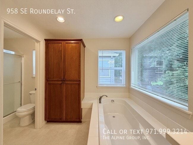 Building Photo - 958 SE Roundelay St