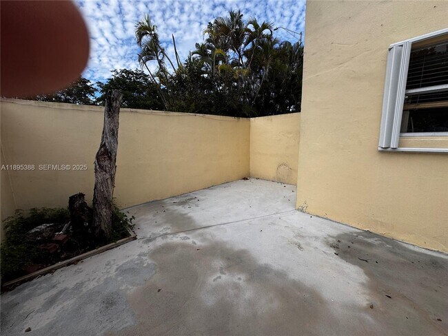 Building Photo - 8405 SW 137th Ave