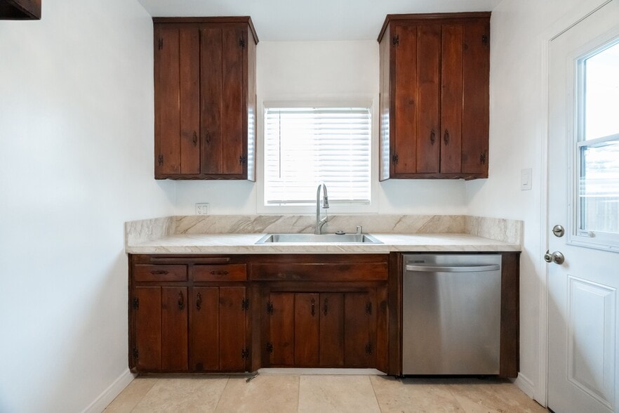 Building Photo - 15942 Devonshire St