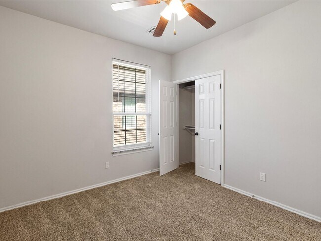 Building Photo - 3 bedroom Duplex in El Reno!