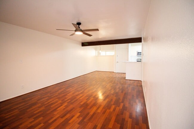 Building Photo - Gated Community 1 Bedroom — All Utilities Paid | First 4 Weeks Free