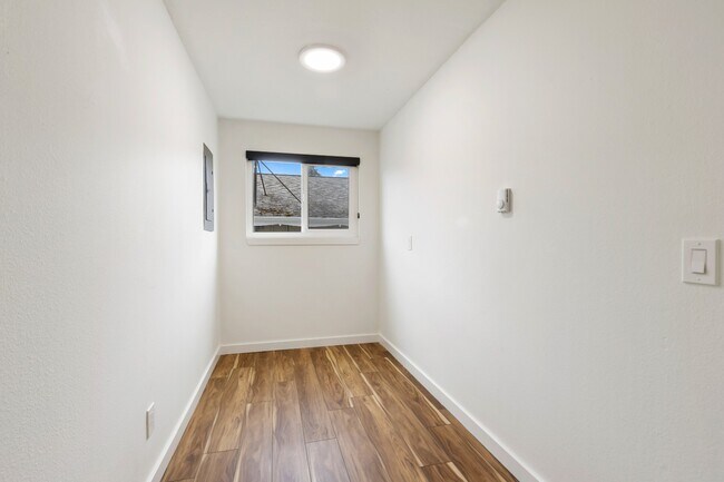Building Photo - Newly Renovated 2BR/2BA Home with Private Balcony in Seattle