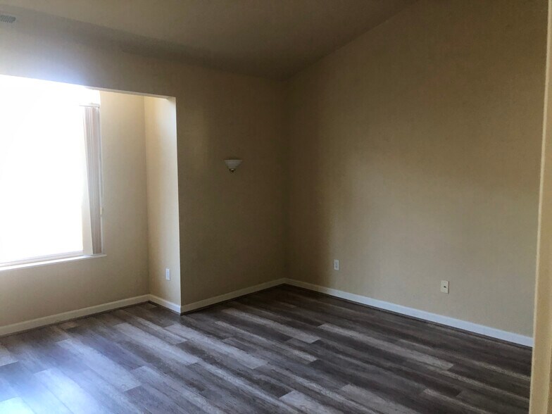 Building Photo - 618 Iowa St