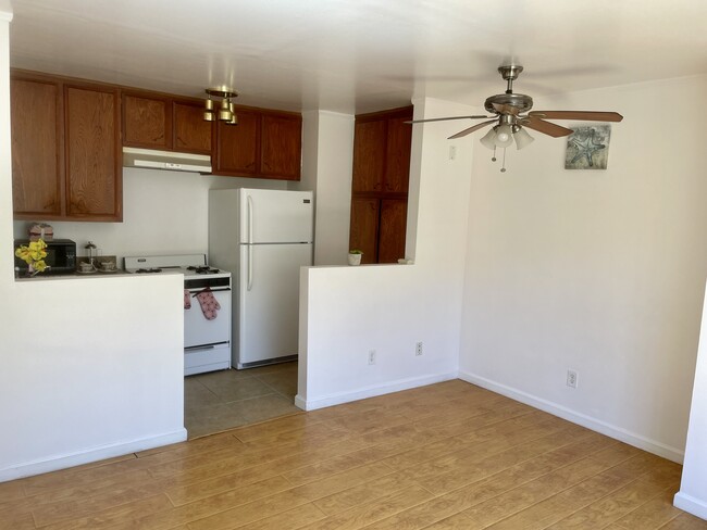 Full kitchen! - 933 6th St