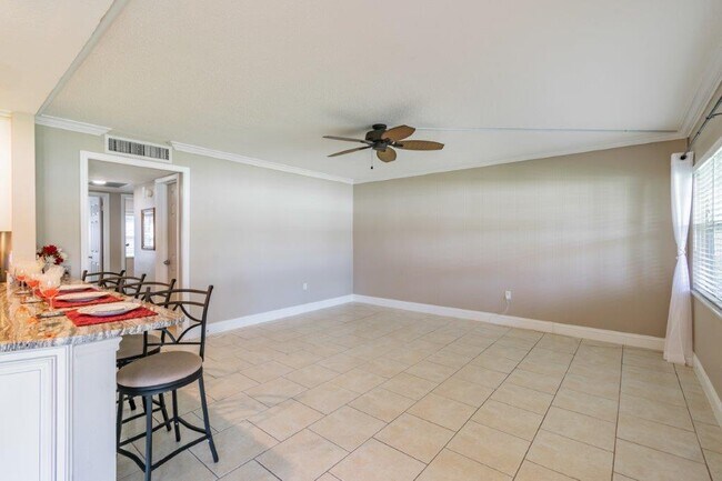 Building Photo - 650 Pinellas Point Dr S