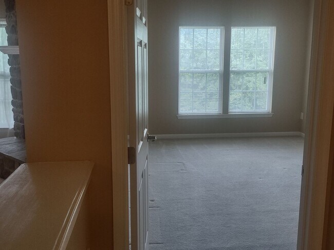 Building Photo - 812 Long Dr