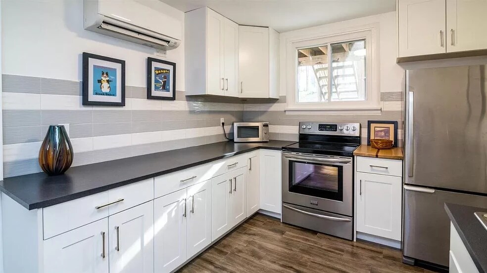 Kitchen - 5010 Bolla Rd