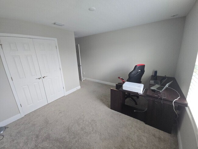 Building Photo - Gorgeous 5-Bedroom, 3-Bathroom in Riverview