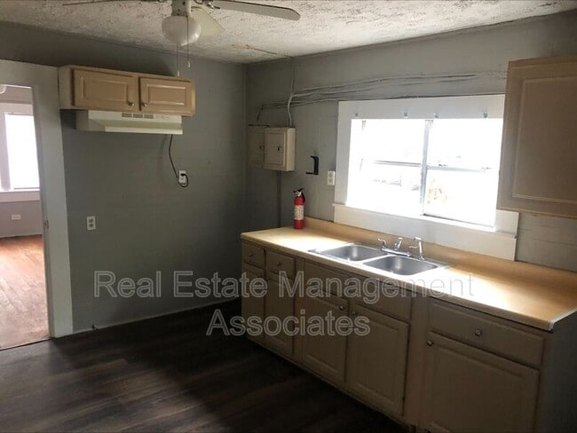 Building Photo - 104 Grady St