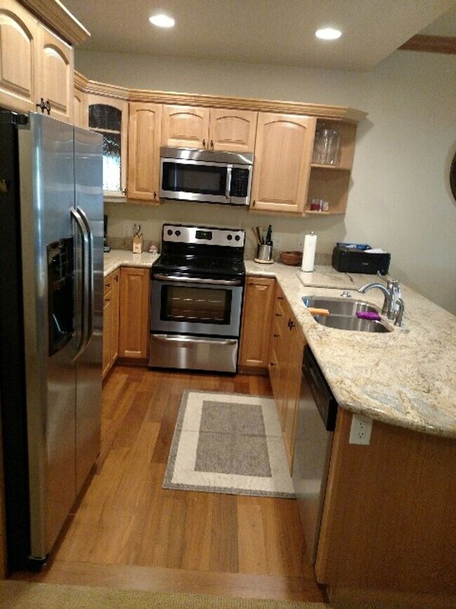 Building Photo - 1 Bedroom Centrally Located Summer Rental