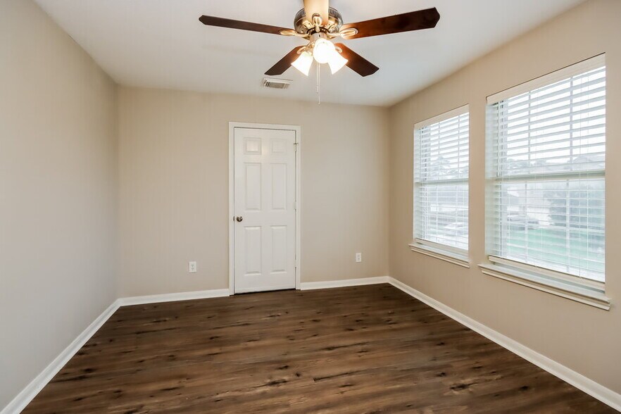 Building Photo - 1063 Shadow Glenn Dr