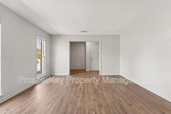 Building Photo - 4924 Roxbury Dr