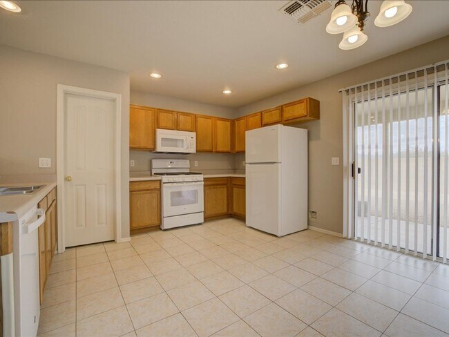 Building Photo - 4 Bedroom 2 Bathroom