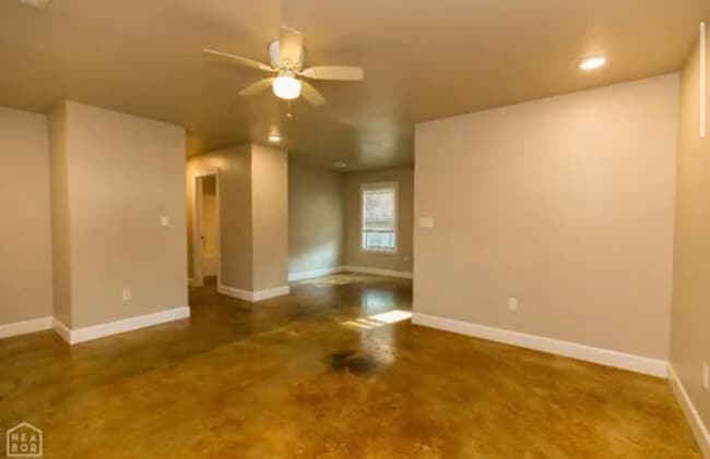 Building Photo - 208 Maple St