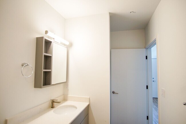 Building Photo - Modern & Chic 1-Bedroom w/Condo-Grade Finishes!