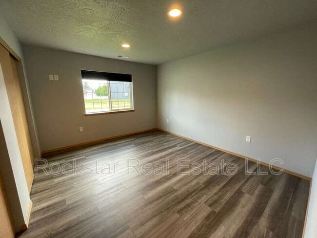 Building Photo - 625 E Canterbury Ln