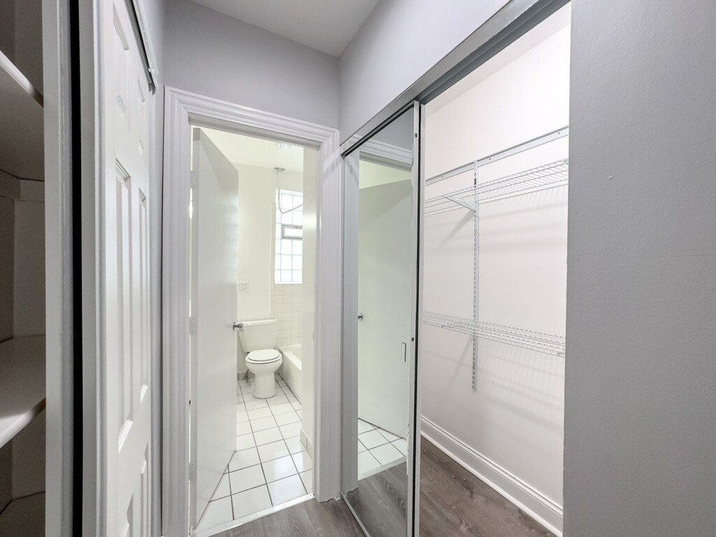 Building Photo - 4241 N Kenmore Ave