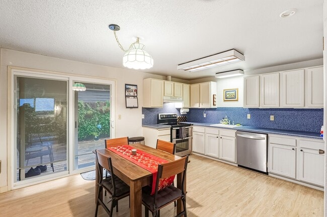 Building Photo - 3 Bedroom, 2 Bath House Near Portland Community College on Quiet Dead-end Street