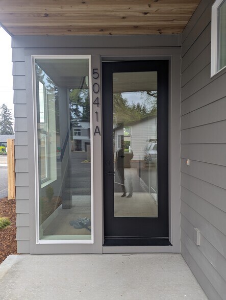 Building Photo - 5041 SE King Rd