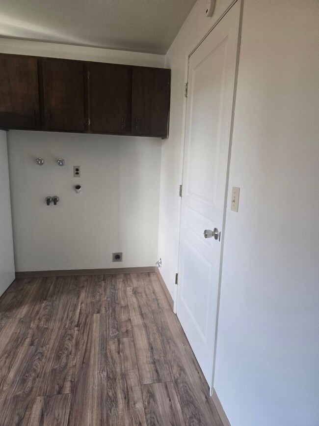 Building Photo - 3 Bedroom 1 Bath