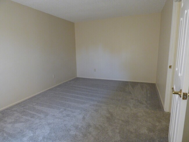 Building Photo - $0 DEPOSIT OPTION.  SPACIOUS 3-BED, 3-BATH...