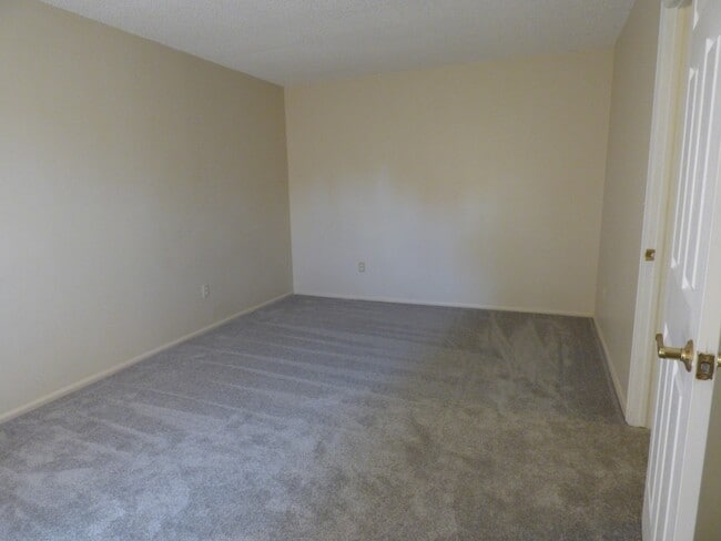 Building Photo - NEWER CARPET & STAINLESS FRIDGE!! BACKS TO...