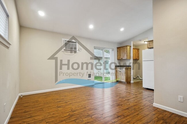 Building Photo - 1 Bedroom 1 Bath Cottage with Off Street P...