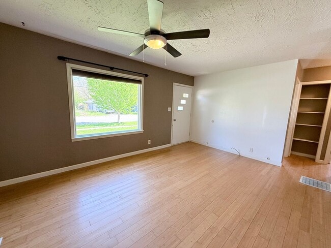 Building Photo - Charming 2-Bedroom Home Near Illinois State University