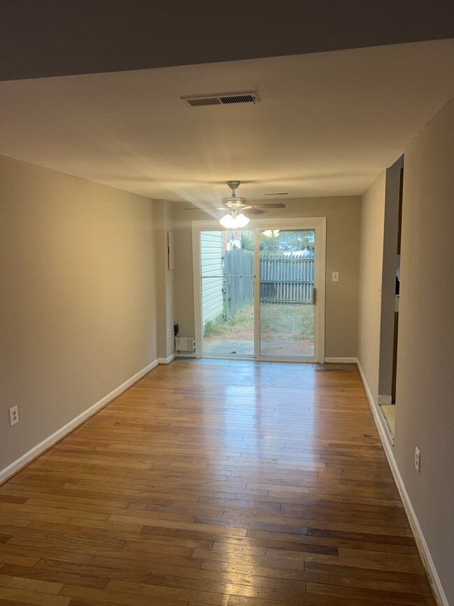 Building Photo - Charming End-Unit Townhome for Rent - 2 Be...